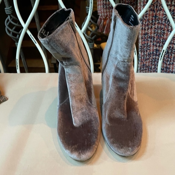 Steve Madden Velvet Gaze Bootie Taupe Size 10 - Picture 5 of 9